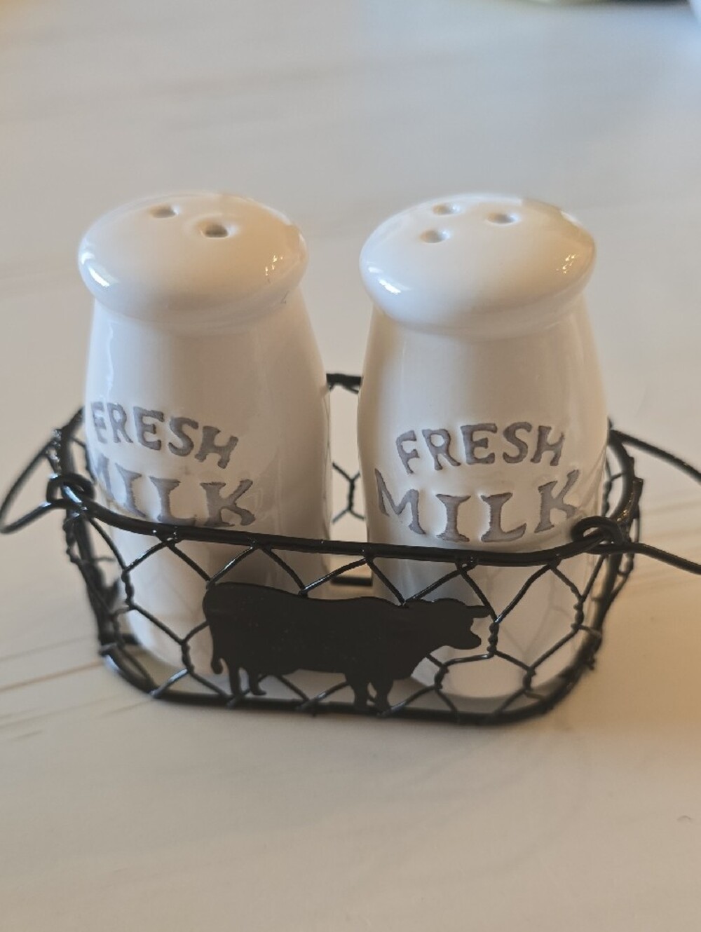 New Cracker Barrel Milk Bottle Salt and Pepper Shakers Set with Wire Basket